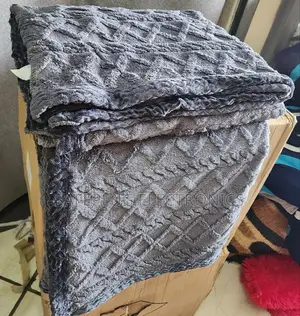 Quality Designed Cosy Woolen Fleece Blanket - 6*6 Bed Size