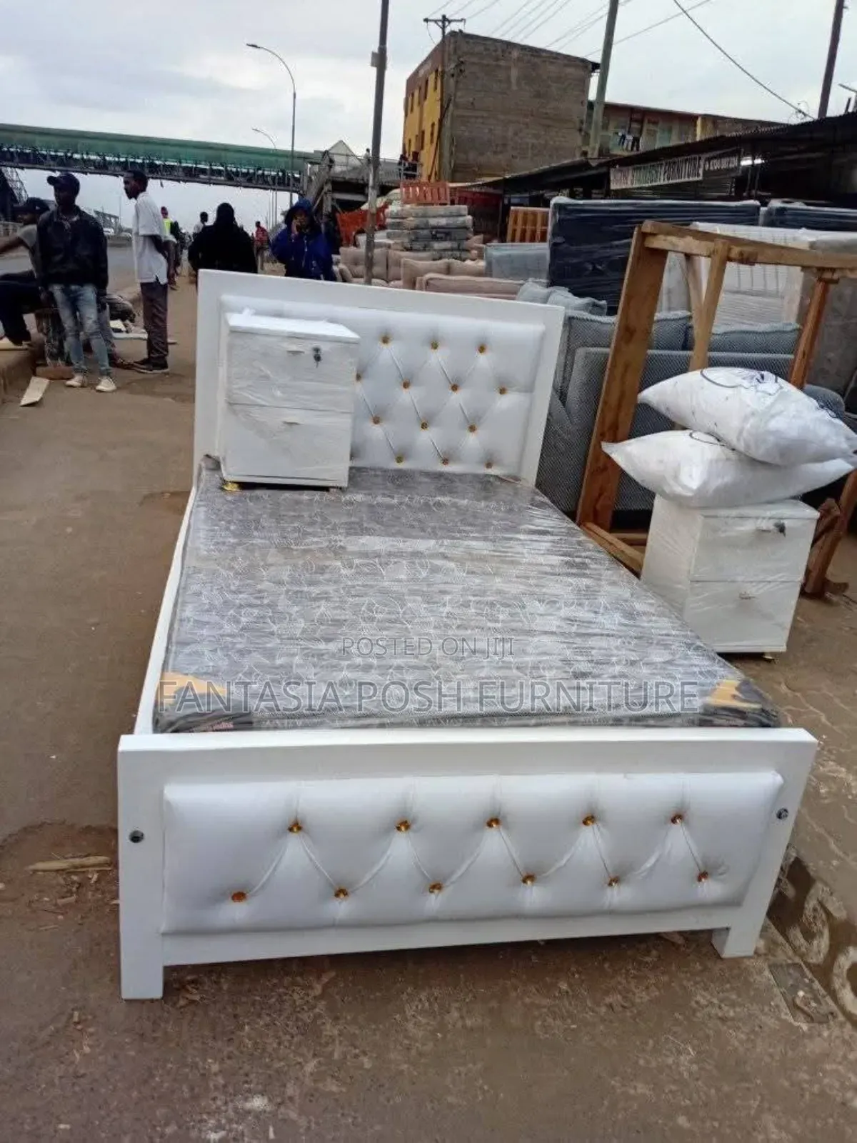 4x6 Elegant White Upholstered Bed With 2 Sideboxes