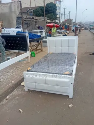 4x6 Modern Cream-White Bed With Square Pattern