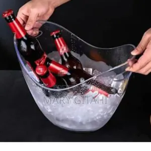 *Large Capacity Ice Bucket*