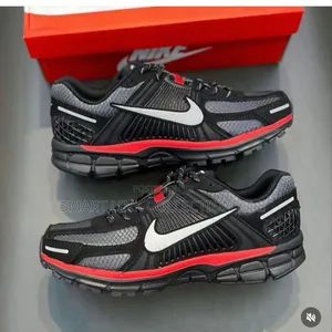 Nike Zoom Vomero “Bred”