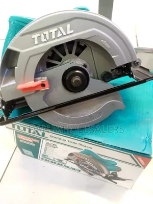 Total Tools Circular Saw 1400w – Clean Cuts