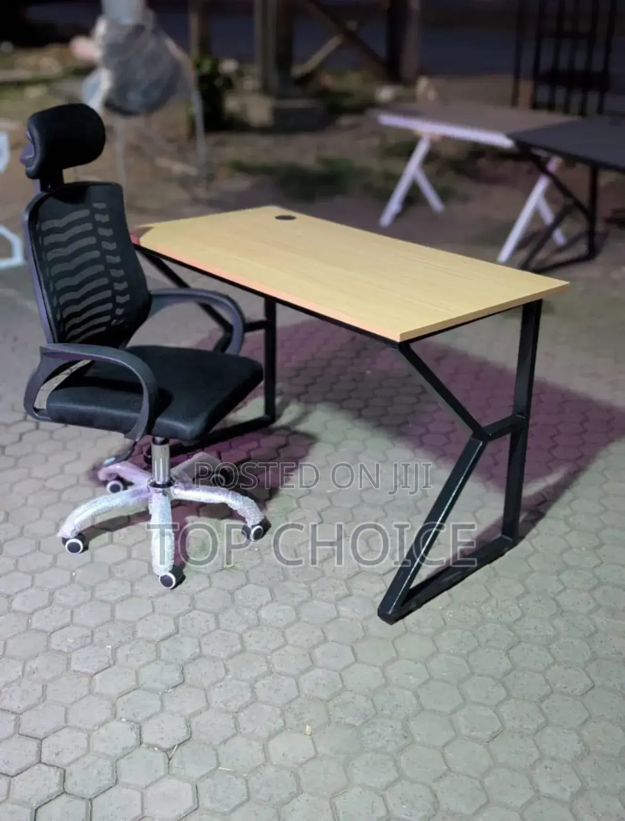 Simple Working Table and Headrest