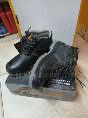 Safety Boot Featuring Shock-absorbing Sole