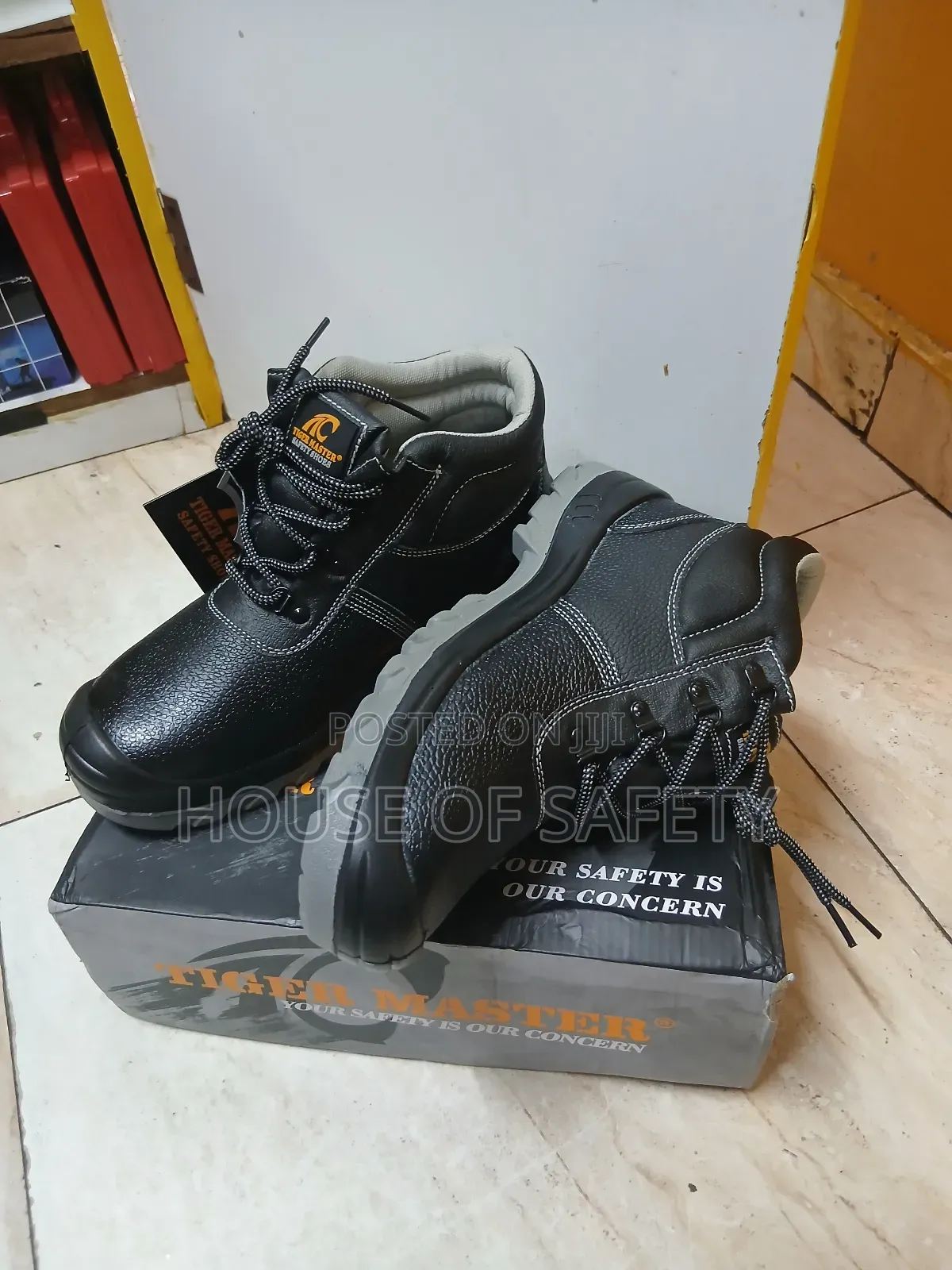 Safety Boot Featuring Shock-absorbing Sole