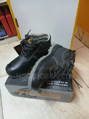 Safety Boot Featuring Shock-absorbing Sole