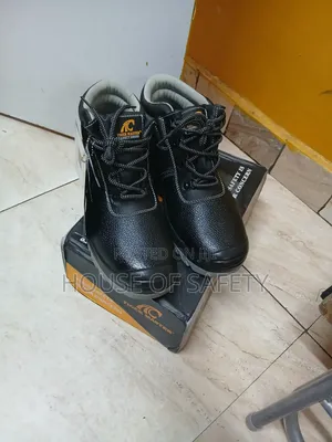Safety Boot Featuring Shock-absorbing Sole
