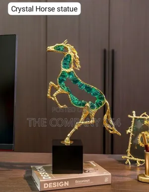 *Luxury Modern Crystal Horse Statue Sculpture.*