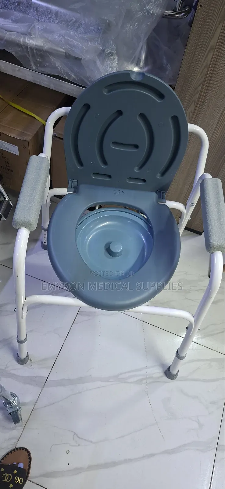 Foldable Commode Chair(Adjustable Height)
