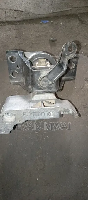 Nissan Tilda Engine Mounting