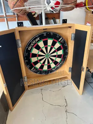 High Quality Dartboard – Cabinet + 6 Darts
