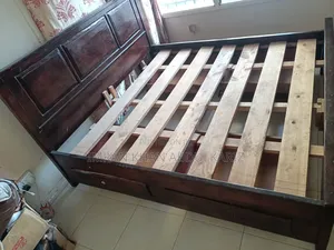 God Frame of Bed Have 4draws and the Handel Are Broken of the Draws