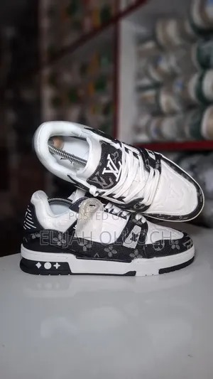 Unisex Louis Vuitton Black/White Quality Shoes