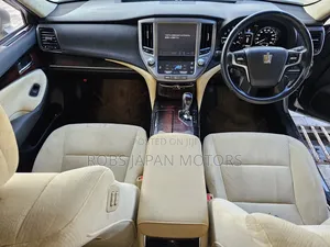 Toyota Crown 2018 Silver