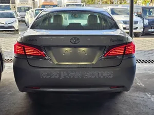 Toyota Crown 2018 Silver