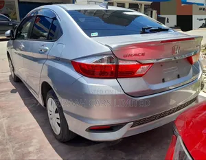 Honda Grace 2018 White