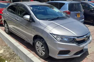 Honda Grace 2018 White