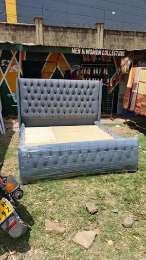 Lit Grey Chester Bed