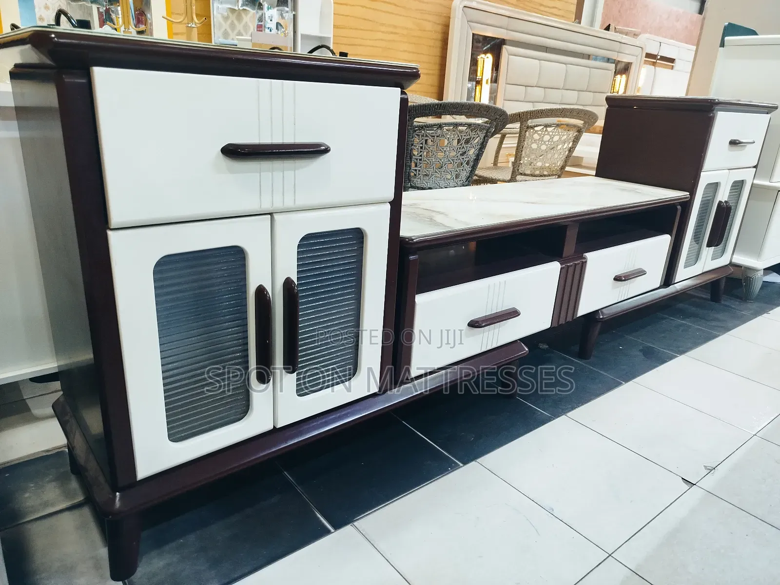 Superb Tv Stand With Extendable Sides and Neatly Done Drawers.