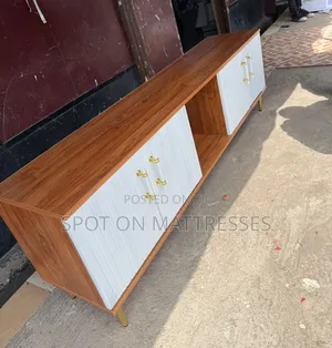 5.5fts Tv Stand With Laminated Board + Free Delivery Within Nairobi.