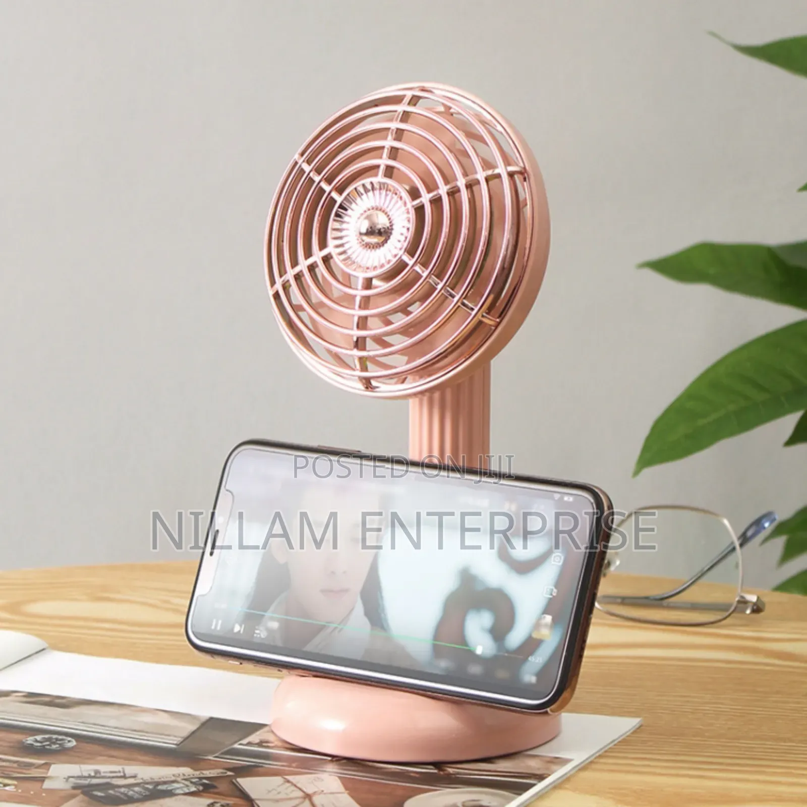 *Small Retro Handheld Desktop Rotatable Fan