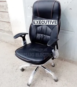 Managerial Boss Leather Finish Office Chair Adjustable and Inclinable