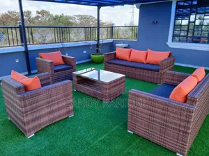 Elegant 7 Seater Garden Set (Includes a Table and the Pillows)