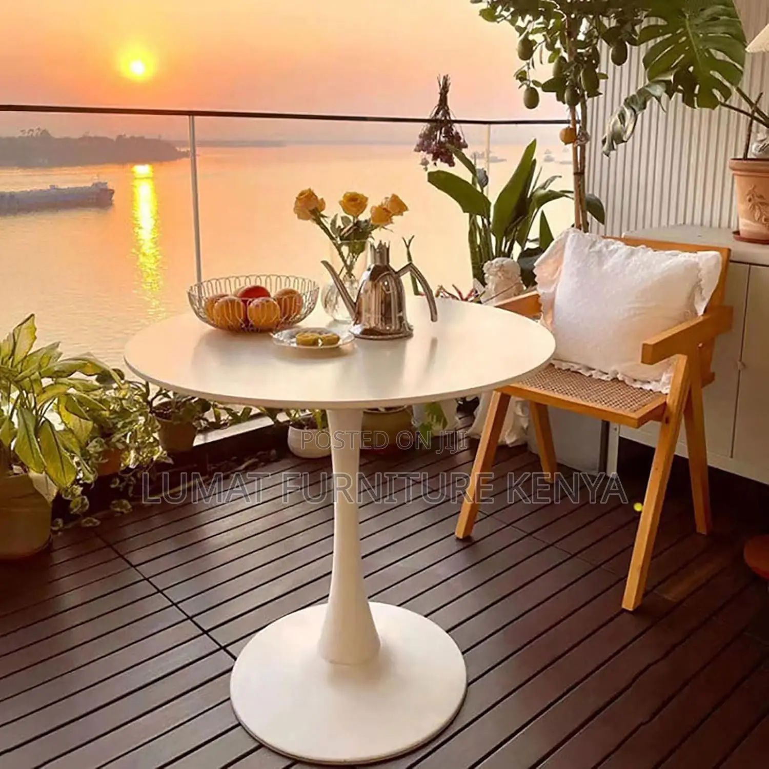 White Round Dinning Eames Table