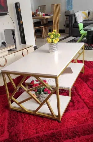 Zippy Elegant Coffee Table
