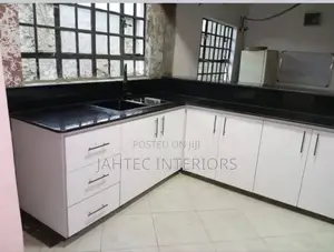 Kitchen Cabinets and Feeting