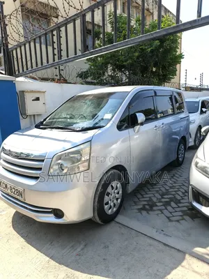 Toyota Noah 2.0 143hp FWD (8 Seater) 2012 Silver