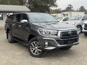 Toyota Hilux Rugged X 4x4 2018 Gray