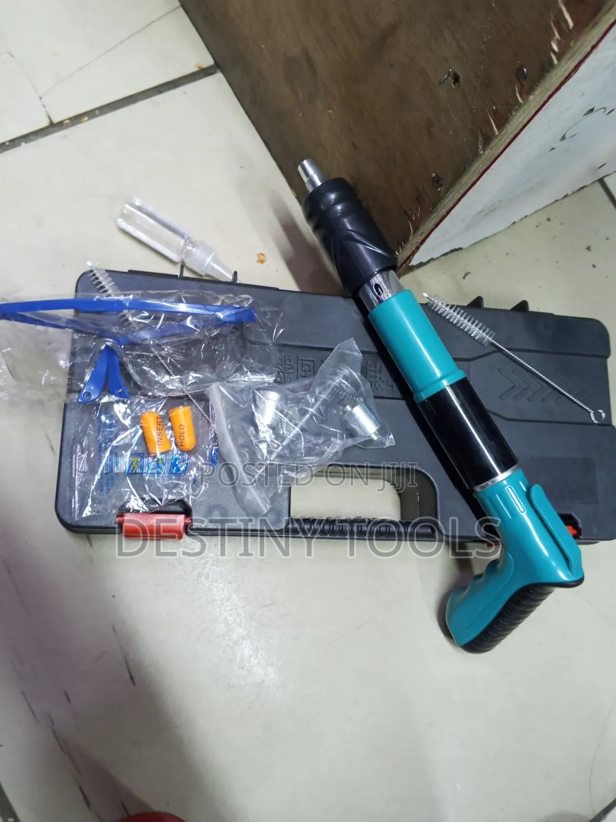Hand Rivet Gun