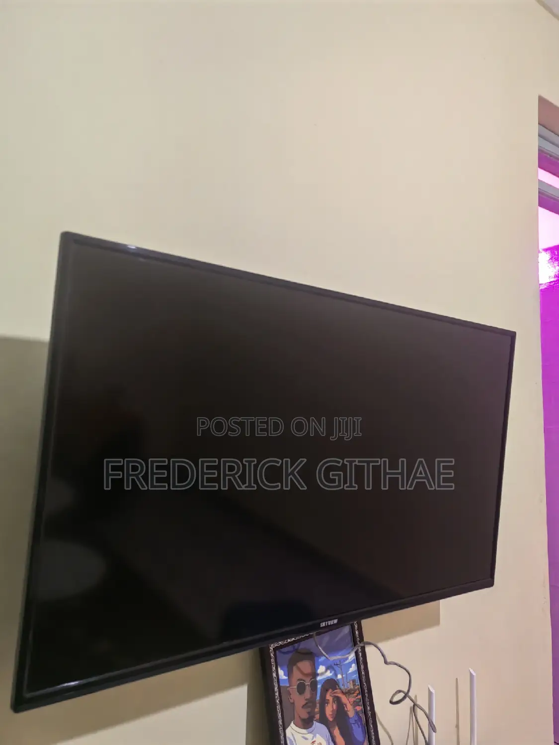 It's a Smart Tv 43 Inch, in Good Condition