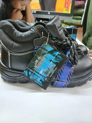 Plain Black Safety Footwear Vaultex