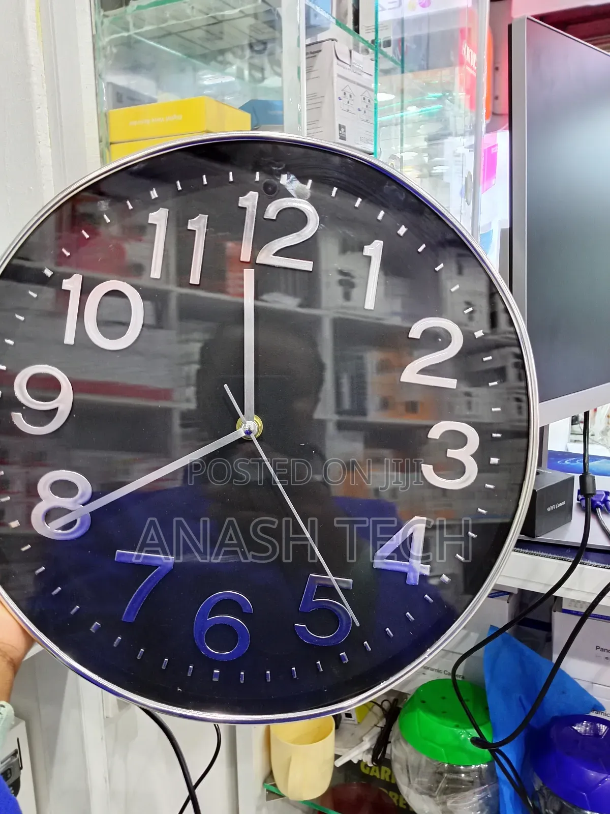 Hd Video Recording Wall Clock Captures in Clear 1280×720 Resolution