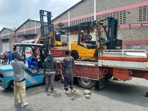 Flat Bed Trailer With Crane Are Available for Inter Country Transport