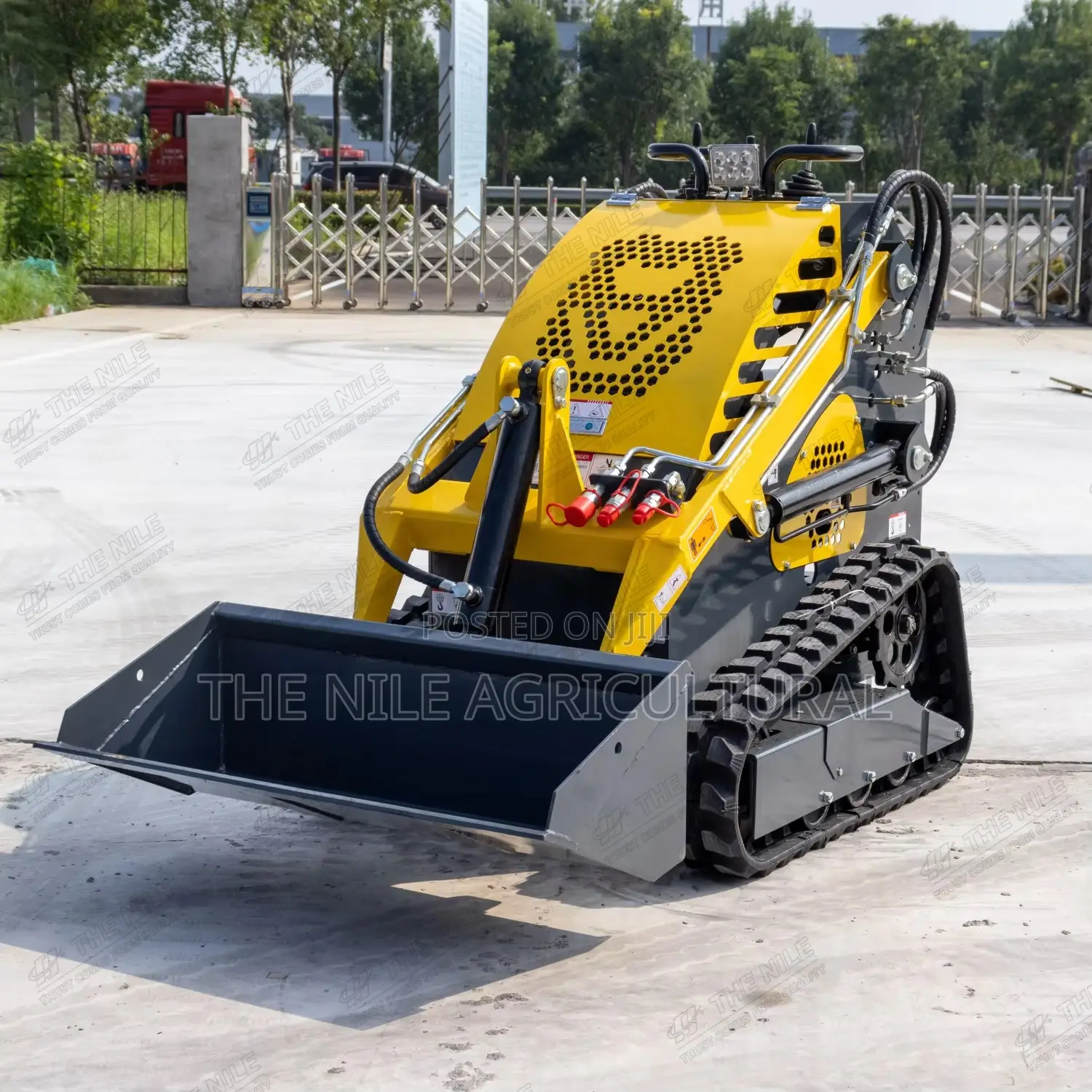 Mini Tracked Loader, Skid Steer Front-End Loader With Attachments