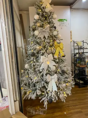 Very Highly Quality Snow Flocked Christmas Tree With Inbuilt Lights