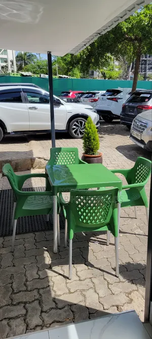 Green Plastic Chair With a Plastic Table With Metal Legs