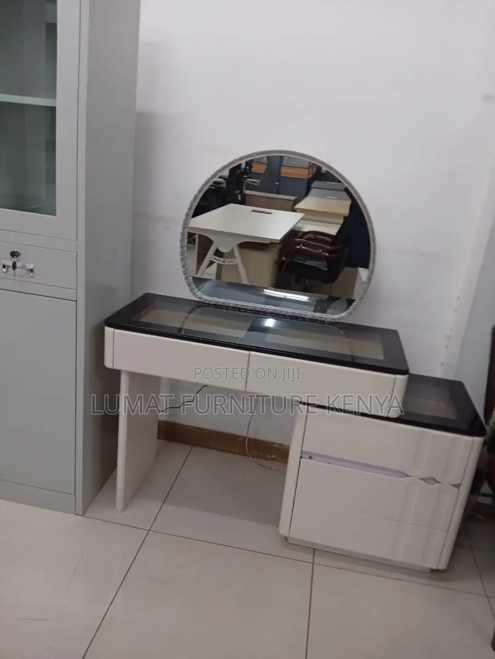 Minimalist Dressing Table With Storage