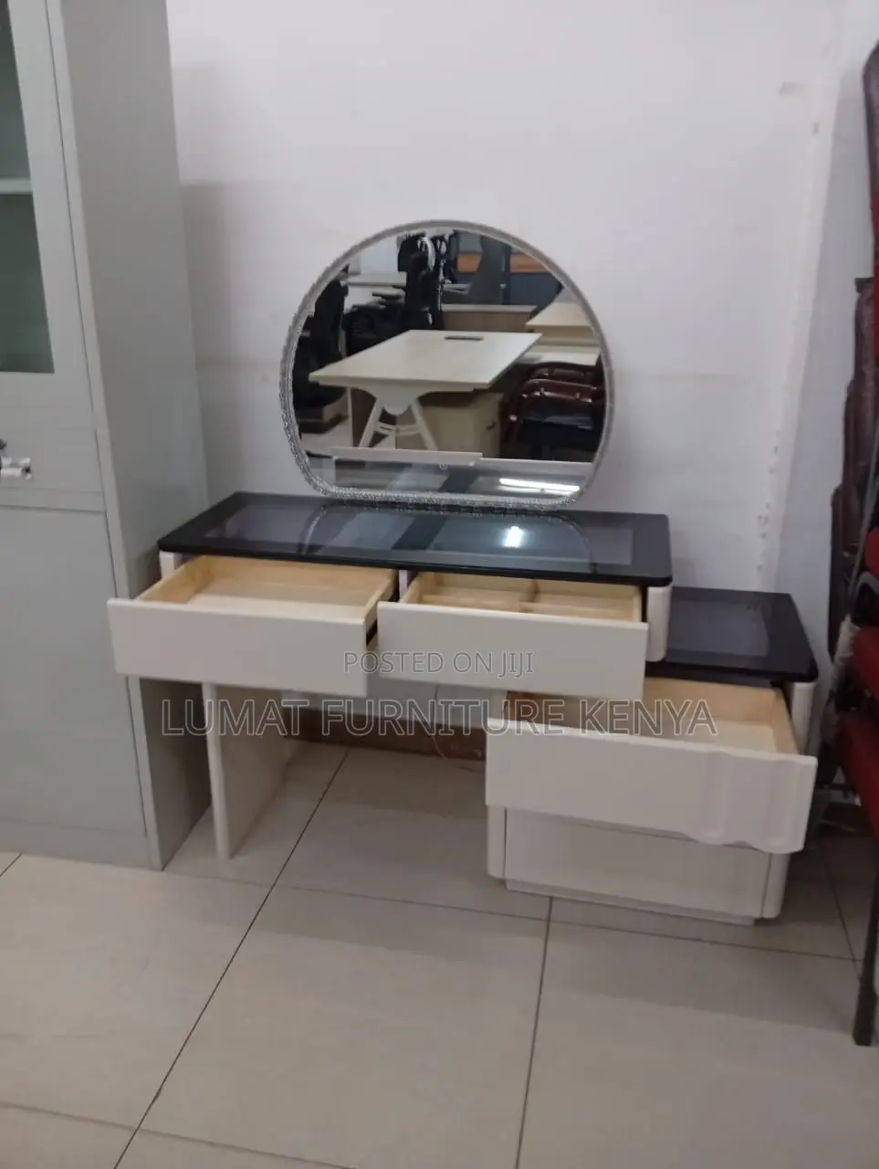 Minimalist Dressing Table With Storage