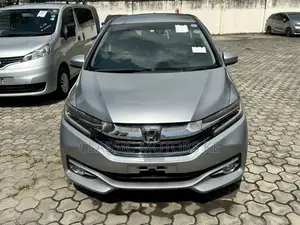Honda Fit Shuttle 1.5 Hybrid 2WD 2018 Silver