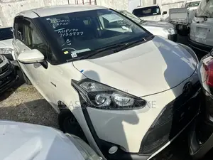 Toyota Sienta 1.5 Hybrid FWD 2019 White