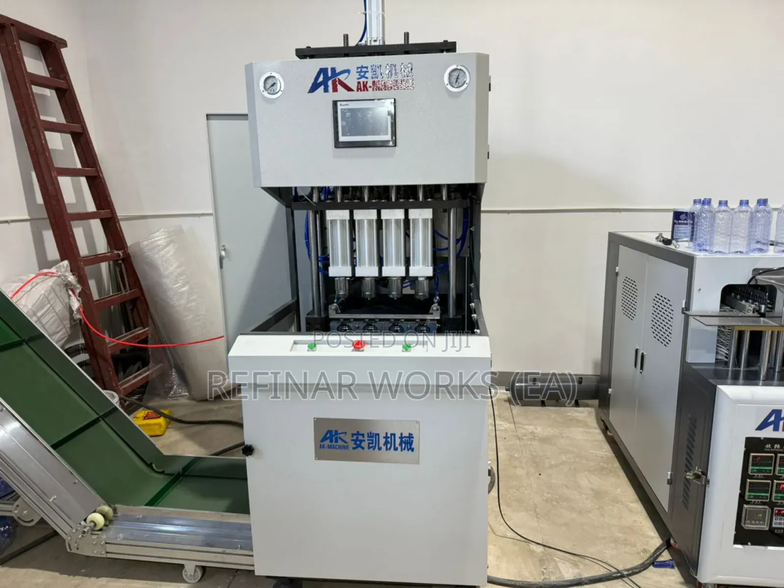 Energy-efficient 4 Cavity Pet Bottle Blow Moulding Machine