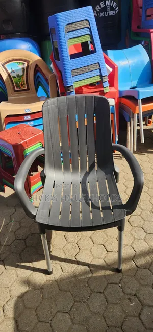 Longlasting Plastic Chairs With Chrome Metal Legs