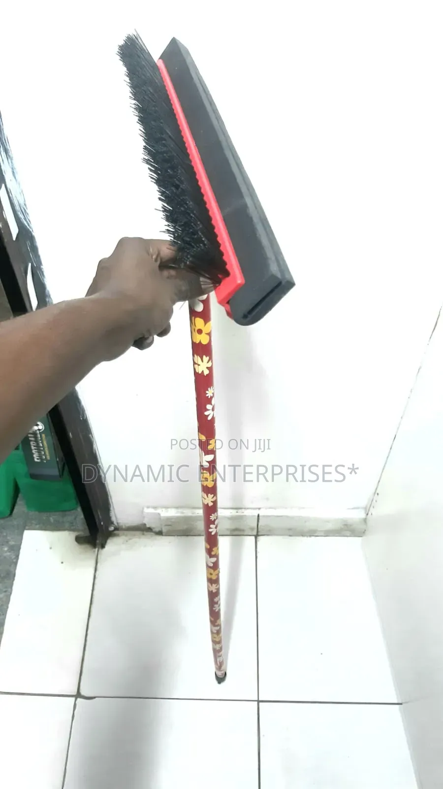 2-in-1 Rubber Broom With an Integrated Squeegee