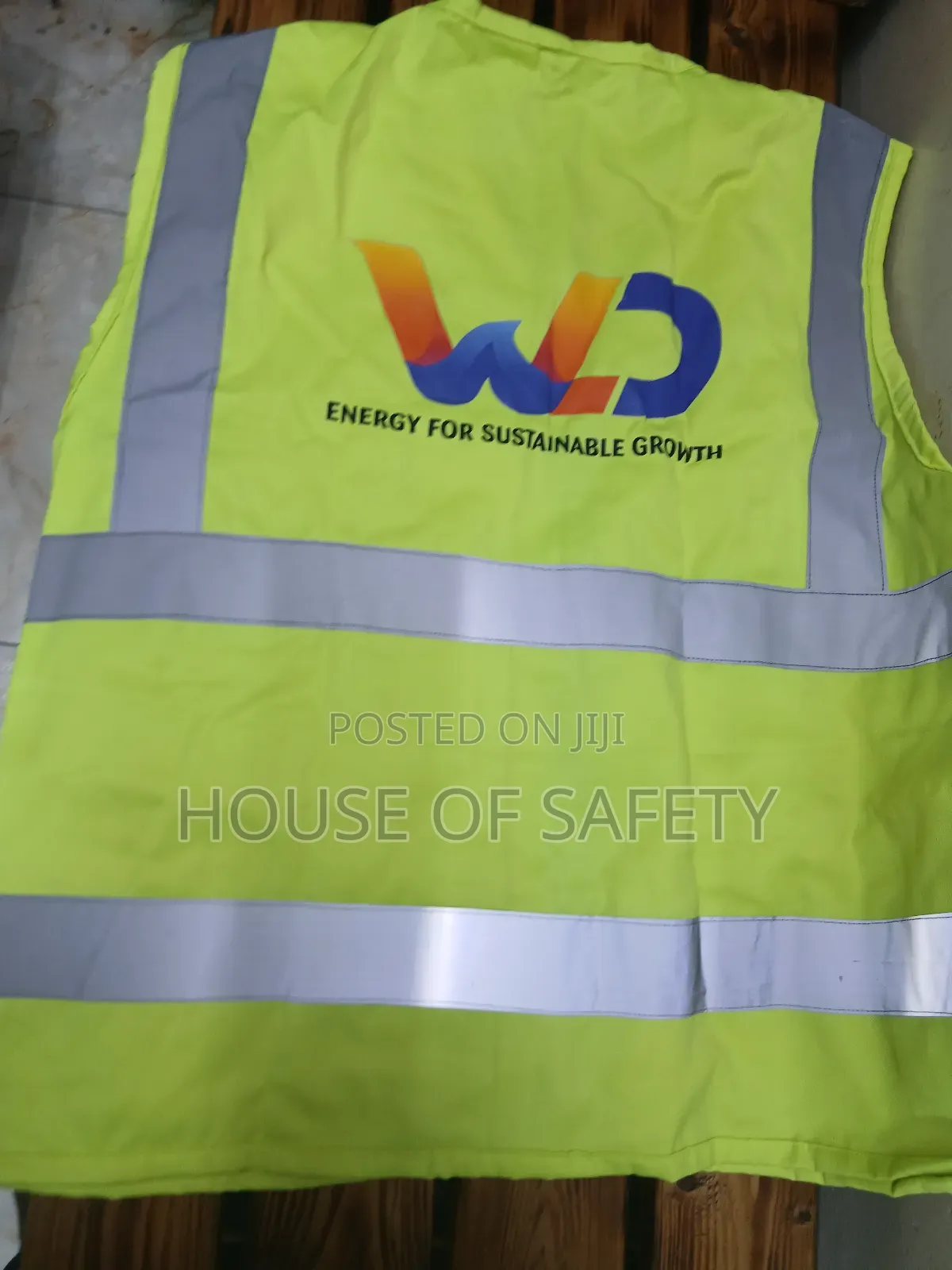 Multiple Pockets Luminous Green Tailored Locally Reflectors
