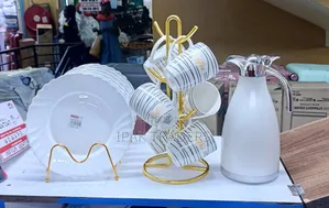 13pcs Breakfast Set 
 at 6pcs Cups 
6pcs Plates 
2l Flask