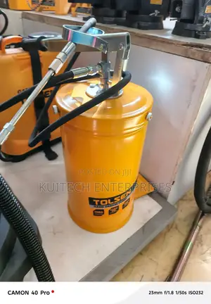 10kg Tolsen Hand Grease Bucket With Two Nozzles